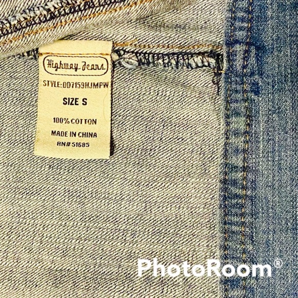 🔥SALE🔥 Adorable and versatile Highway Jeans cropped DENIM JACKET. Size S - Picture 9 of 13